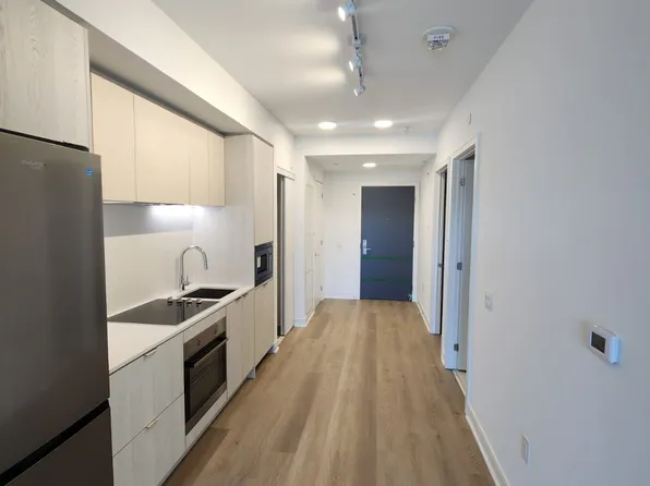 86 Dundas St E #407, Mississauga, ON L5A 1W4