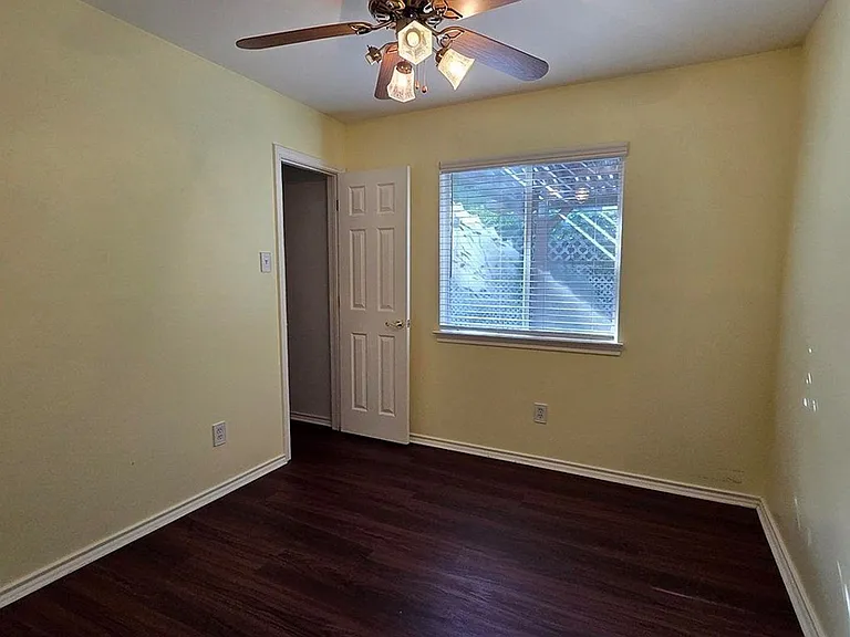 121 Amelia Ct — Photo 15