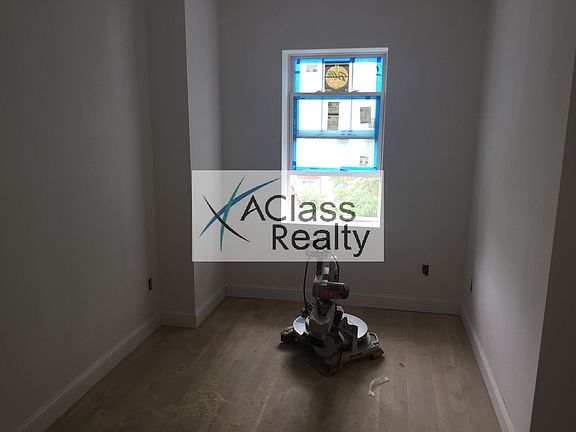 4th image of 3157 Steinway St #3F