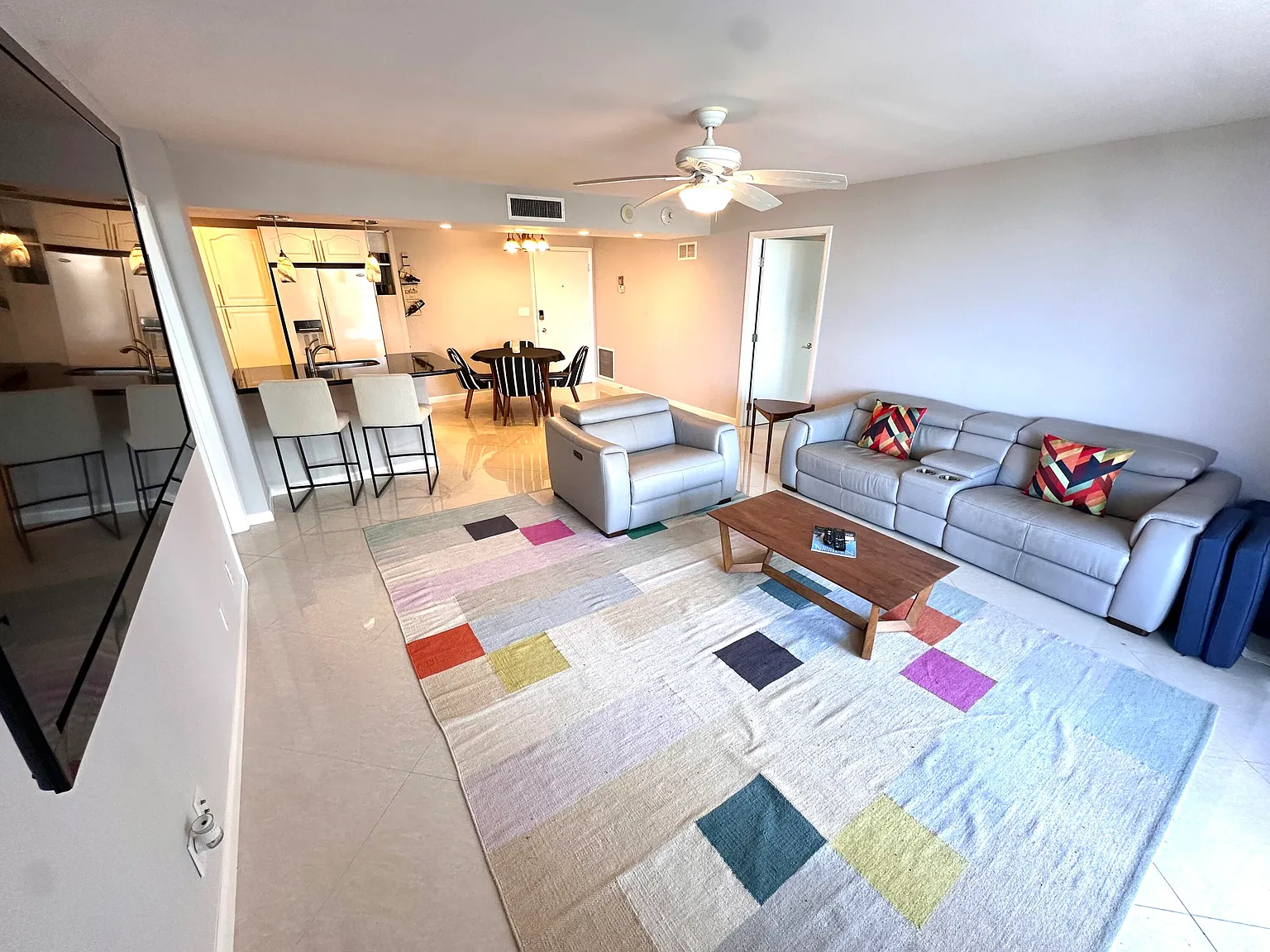 Venetian Condominium — Photo 2