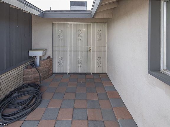 3rd image of 4313 Esmeralda Ave
