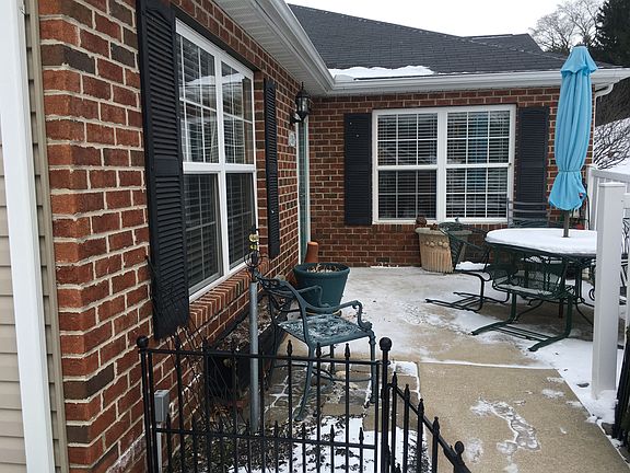 2nd image of 138 Woodbury Glen St Unit 138