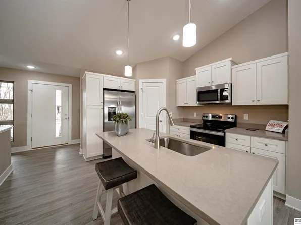 17012 Nicholas St, Omaha, NE 68118