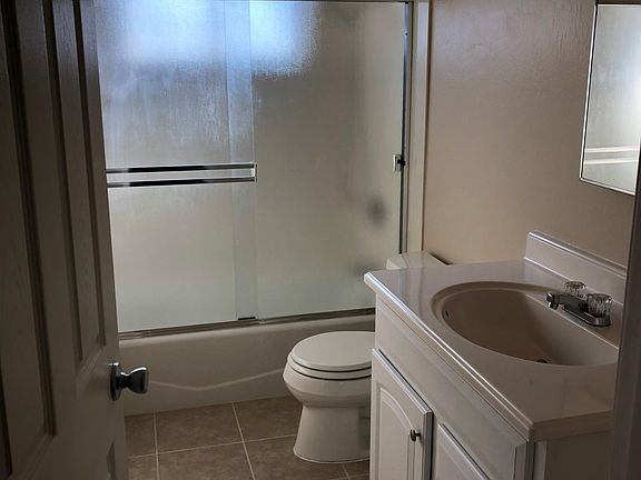 Bathrooom with combo bath/shower