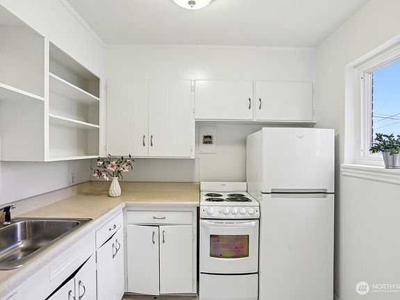 5th image of 4407 SW Alaska Street #205
