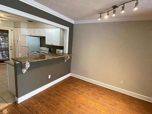 2nd image of 2727 Briarhurst Dr APT 28