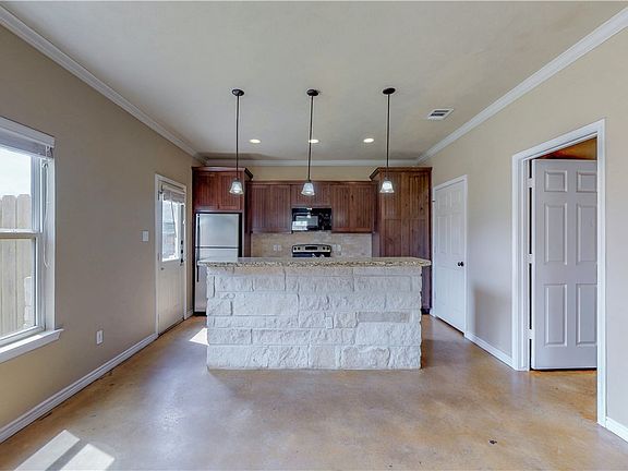2nd image of 3401 Cullen Trl