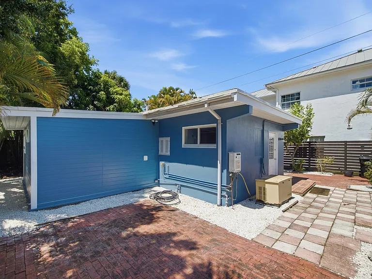 854 SW 11th St — Photo 22