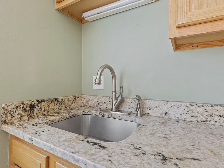 943 Manor Ln — Photo 28