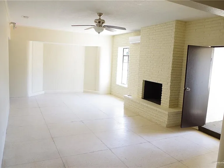 302 W Sam Houston Blvd — Photo 3