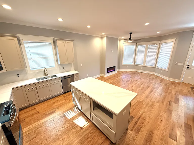 2305 Whitaker St #A — Photo 6