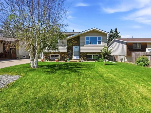 38 E Meadowview Close, Sylvan Lake, AB T4S 1J2