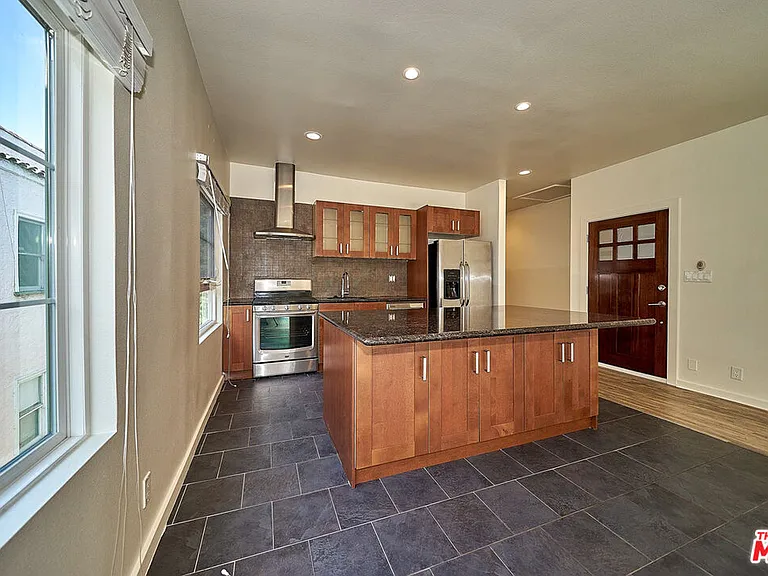614 N Genesee Ave — Photo 24