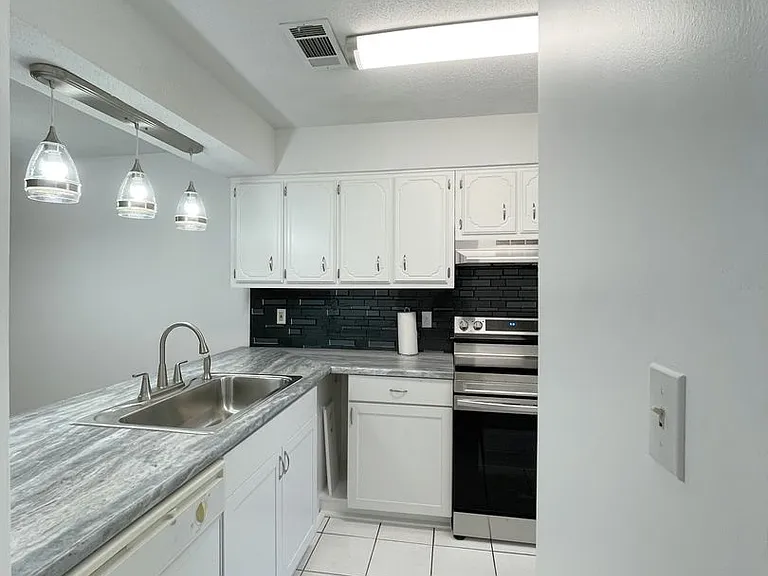 308 Woodrow St E #F — Photo 4