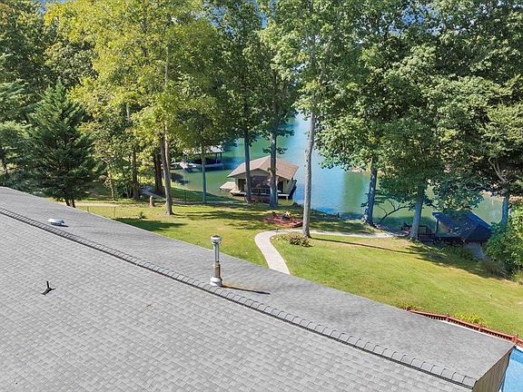 3rd image of 684 Lake Park Dr