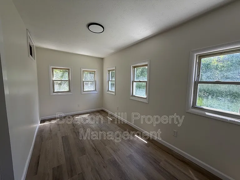 3524 E 143rd St — Photo 9