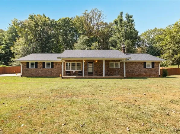 702 Cedar Ln, Reidsville, NC 27320
