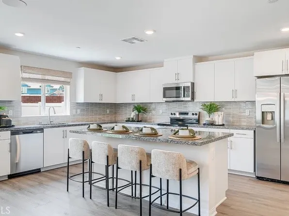 1352 Braided Mane Dr, San Jacinto, CA 92582