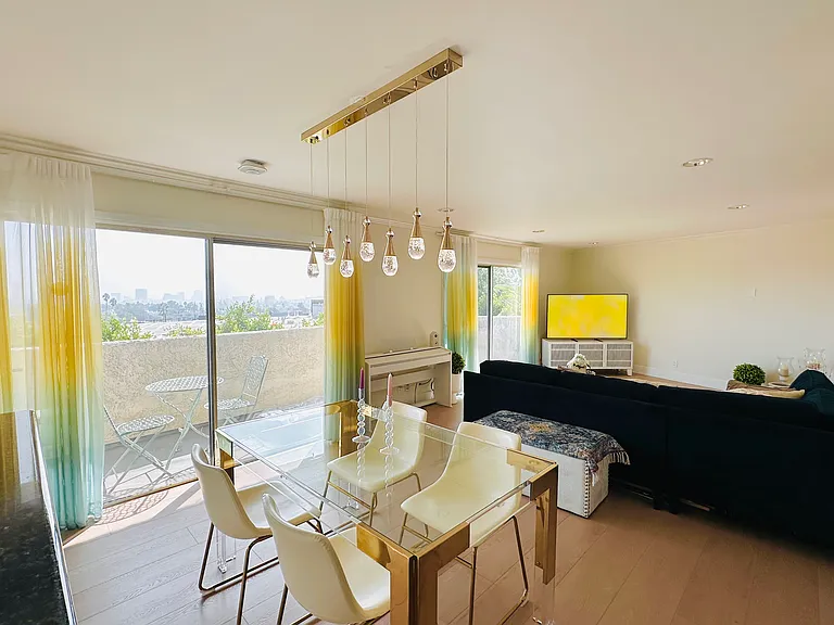 8400 De Longpre Ave #0 — Photo 4
