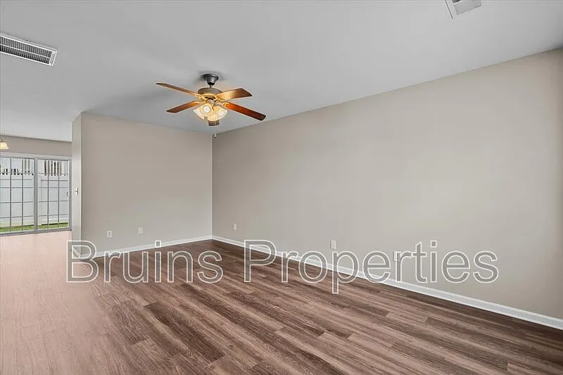 2 bed, 1.5 bath, 992 sqft, $1,350 — Photo 3
