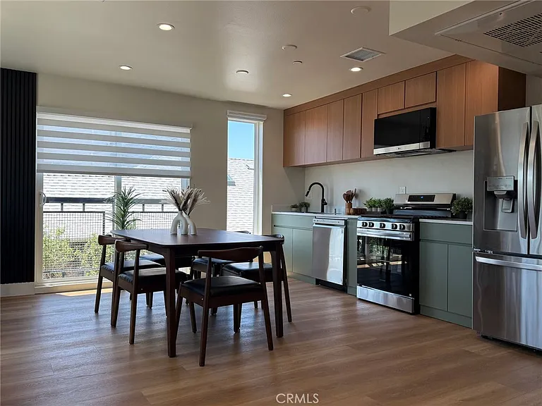1575 W 35th St — Photo 12