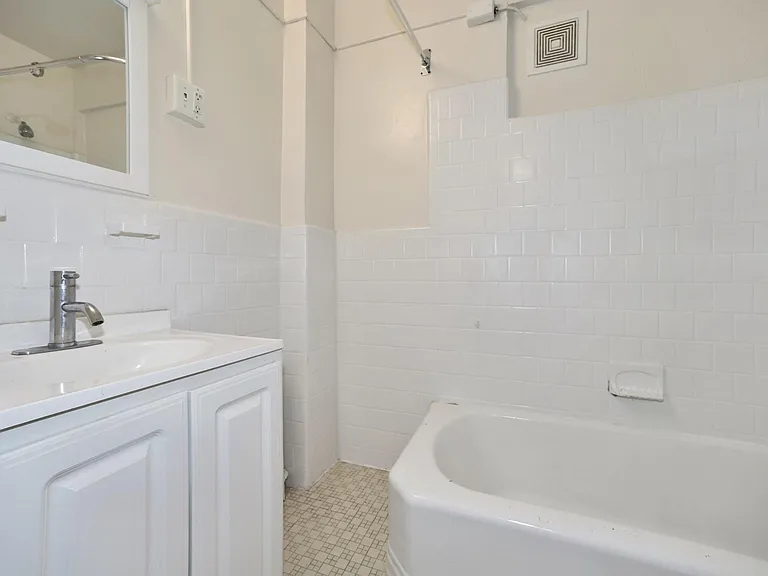 Rock Creek Gardens Apartments — Photo 11