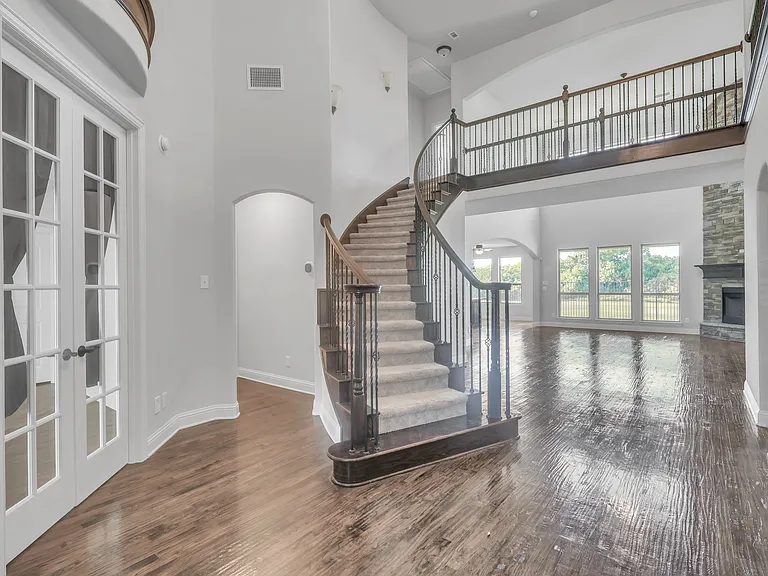 1708 Stillwater Dr — Photo 4