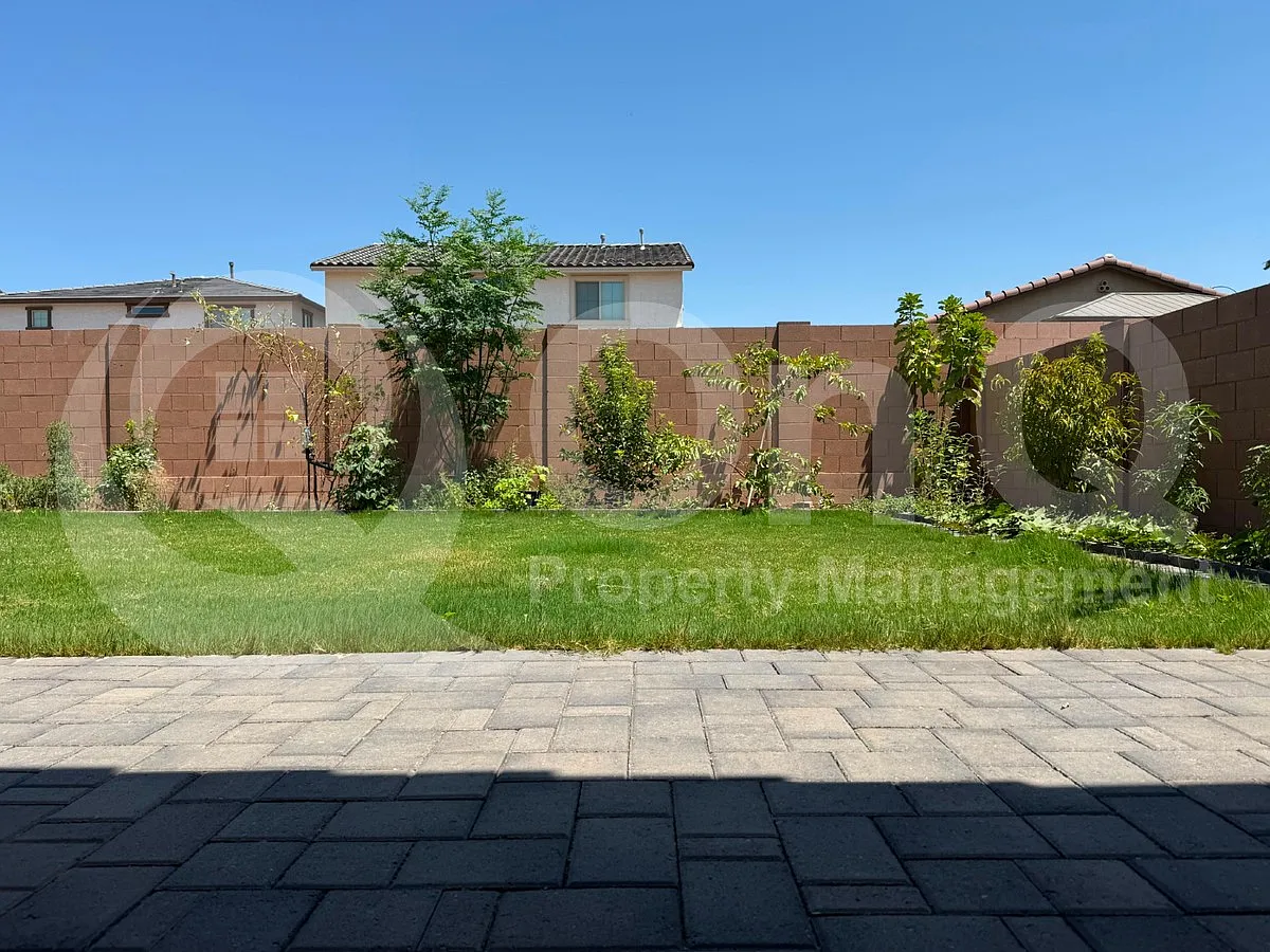 4 bed, 2.5 bath, 1969 sqft, $2,600 — Photo 2