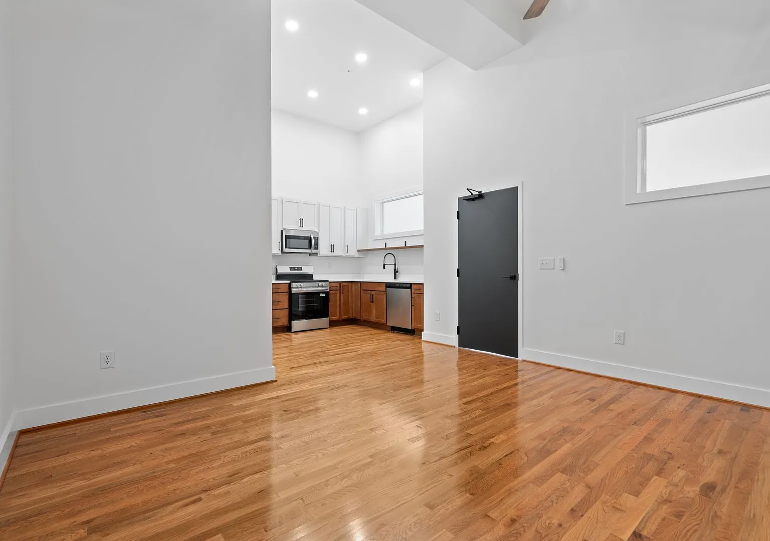 2033 W Broad St — Photo 2