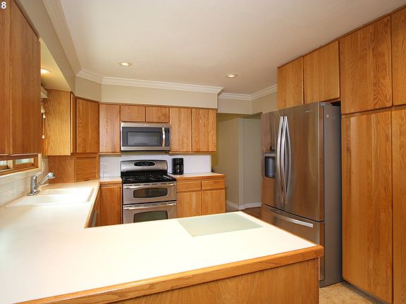 5th image of 1010 NE Sturgess Ave