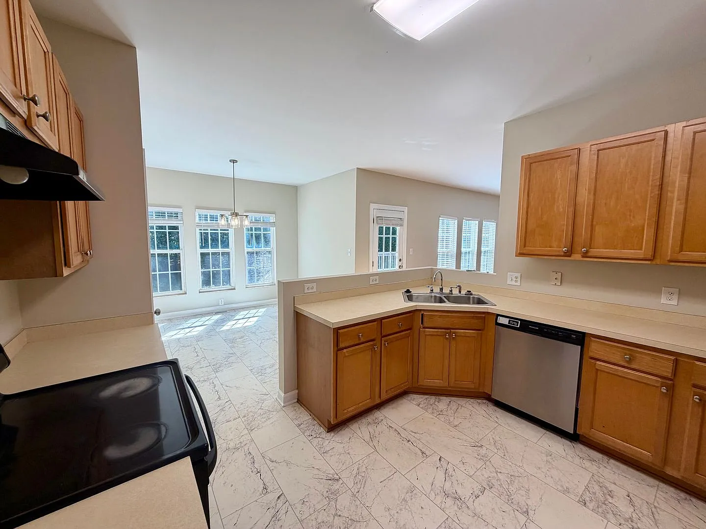 Gorgeous 4BD2/5 BA home with 2 car garage in popular Ballentine Subdivision in Fuquay Varina! — Photo 3