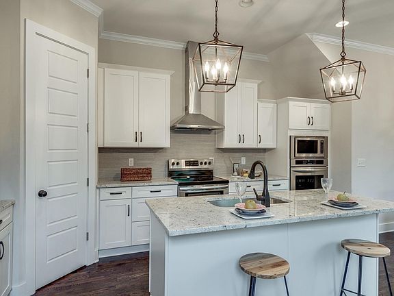 3rd image of 411 Theresa Ave