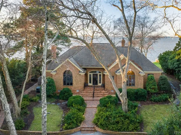 103 Riverside Dr, Newport News, VA 23606