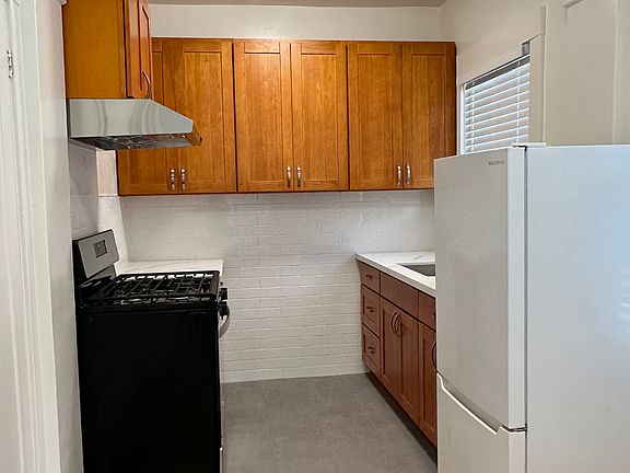 3rd image of 895 24th Ave