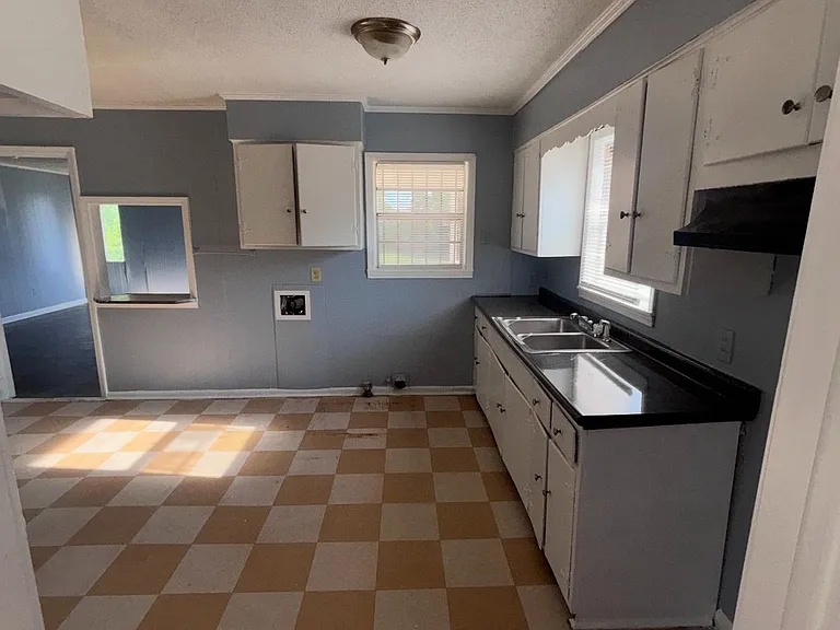 3237 Harris Ave — Photo 5