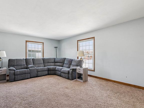 5th image of 914 Lynda Rd