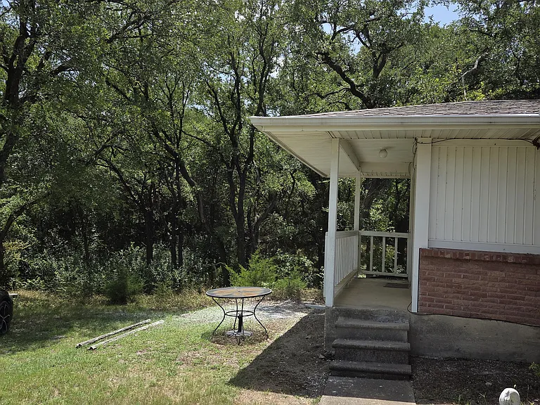 There is a separate parking place in front of the porch which allows a quick and easy entrance to the room.