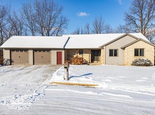 421 Fawnwood Ct, Wrightstown, WI 54180