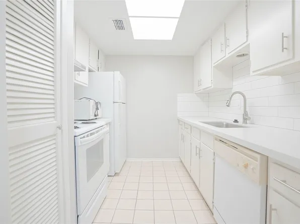 2220 S Piney Point Rd APT 207, Houston, TX 77063