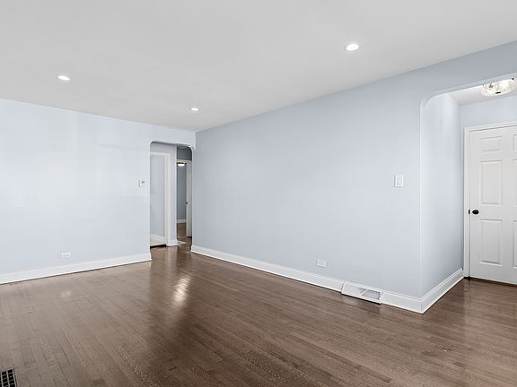 4th image of 8019 S Francisco Ave