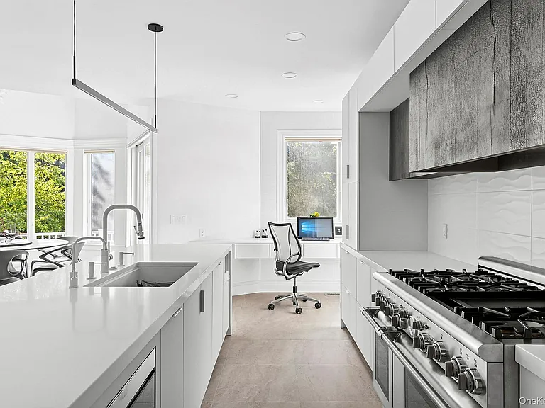 144 Round Swamp Rd — Photo 11