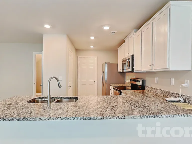 1225 Standing Oak Dr — Photo 4