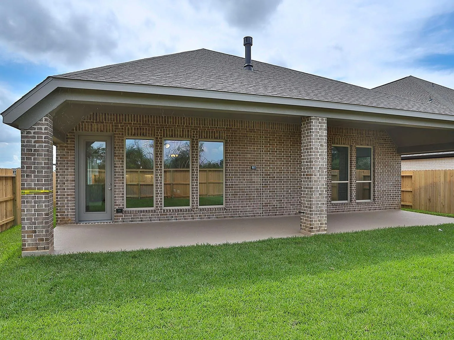 4 bed, 3.0 bath, 2585 sqft, $3,350 — Photo 2