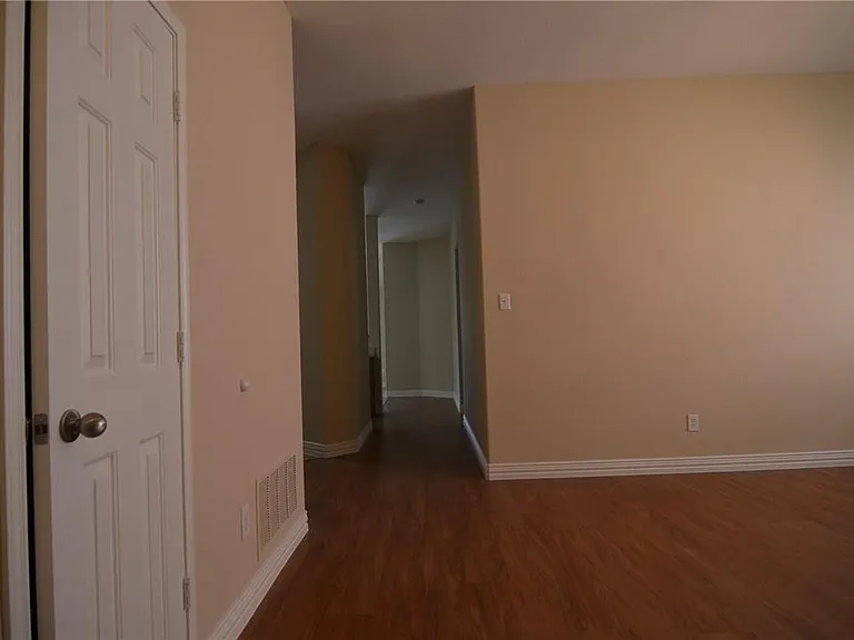 913 Fleming St — Photo 15