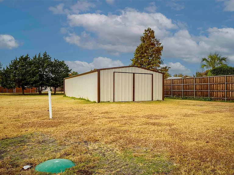 2201 Bradford Dr — Photo 11