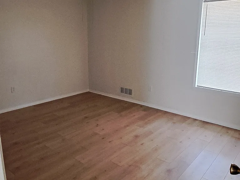 5513 Hadrian Ct — Photo 7