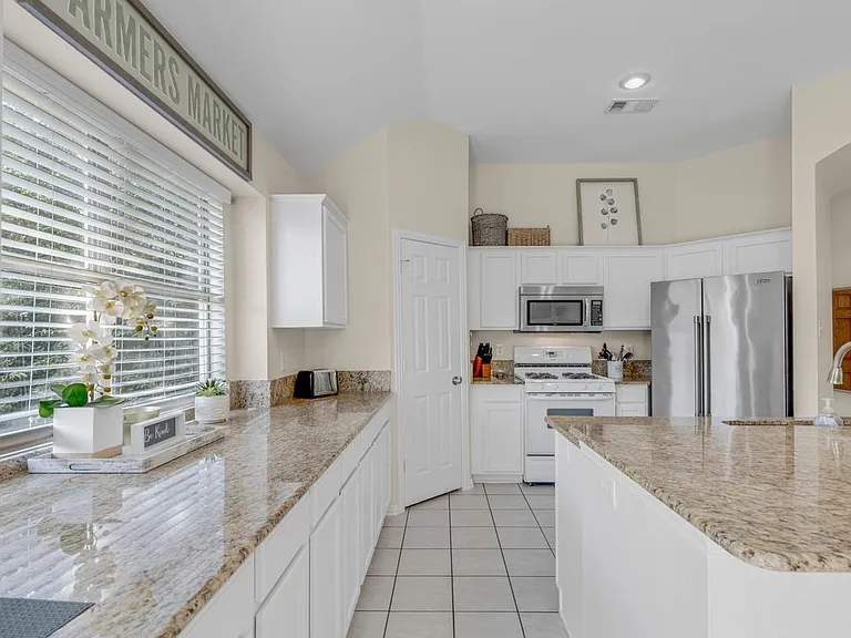 1438 Royal Oaks Dr — Photo 8