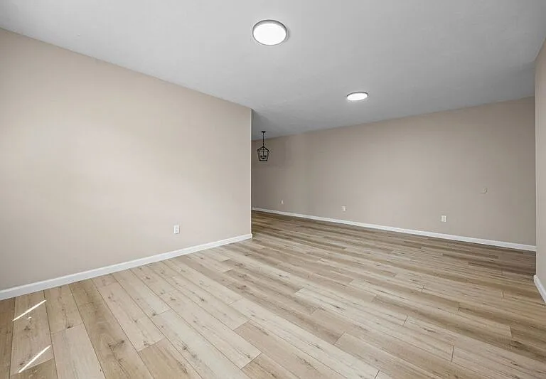 Holcomb Village Apartments — Photo 9