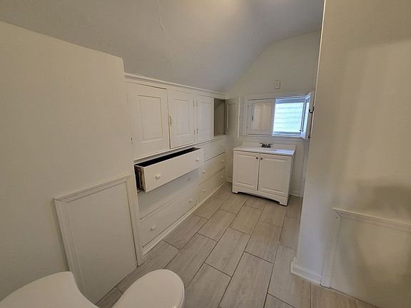 5th image of 933 W Main St Floor 3