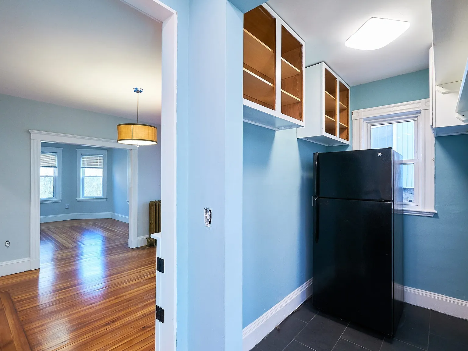 3 bed, 1.0 bath, 1250 sqft, $3,000 — Photo 3